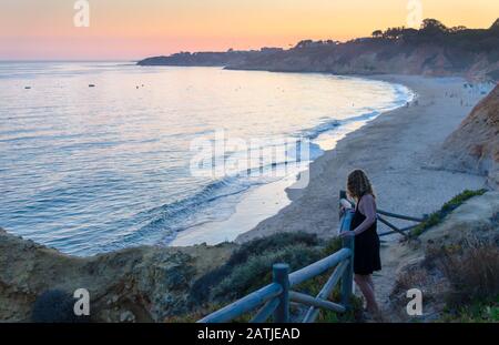 Tramonto sulla spiaggia di Santa Eulalia a Albufeira, regione dell'Algarve, Portogallo Foto Stock