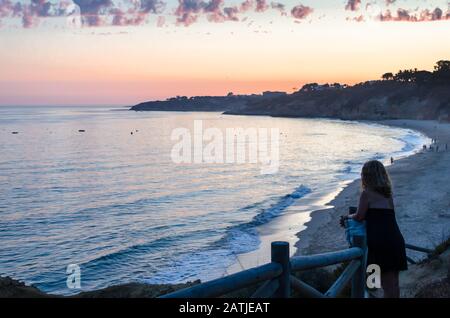 Tramonto sulla spiaggia di Santa Eulalia a Albufeira, regione dell'Algarve, Portogallo Foto Stock