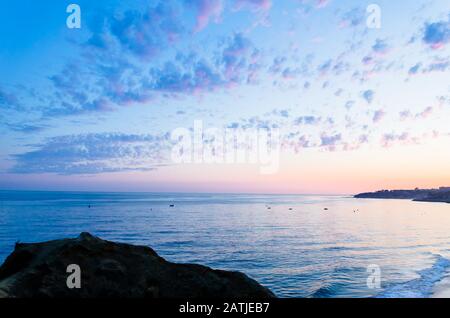 Tramonto sulla spiaggia di Santa Eulalia a Albufeira, regione dell'Algarve, Portogallo Foto Stock