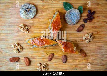 Dessert turco fatto in casa o baklava decorato con noci sulla tavola da servire in primo piano, vista dall'alto Foto Stock