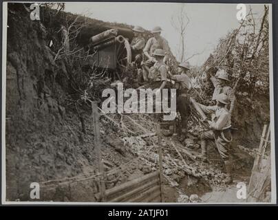 Foto ufficiale del fronte occidentale britannico in Francia Descrizione: Tirare una pistola Da Campo in posizione proprio su una trincea di comunicazione pronta ad aprire un fuoco punto-bianco sul nemico shouldering huh lasciare le sue trincee Annotazioni: Fronte occidentale britannico in Francia. Una pistola è portata in posizione su una trincea di comunicazione per aprire il fuoco se le trincee nemiche abbandonate Data: {1914-1918} posizione: Francia Parole Chiave: WWI, fronti, armi, trincee, soldati Foto Stock