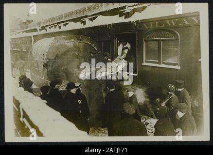 Descrizione: Feriti trasportati dopo l'esplosione di una nave munizioni nel porto canadese di Halifax Data: 6 dicembre 1917 Località: Canada, Halifax Parole Chiave: WWI, esplosioni, feriti munizioni navi Foto Stock