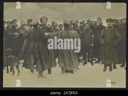 Descrizione: Gruppo di soldati russi che celebrano nella neve con la musica Data: {1914-1918} Parole Chiave: WWI, soldati, musica, celebrazioni, inverno Foto Stock
