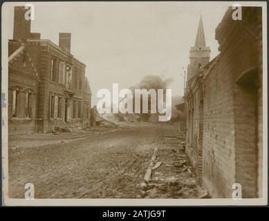 The British Western Front Description: Nel sentiero del Hun. Una casa incendiata dai tedeschi come theywere scacciato dal villaggio Annotazione: Fronte occidentale britannico. Uno dei tedeschi licenziò casa quando furono espulsi data dal villaggio: {1914-1918} Parole Chiave: Villaggi bruciati, fronti Della Prima guerra mondiale, distruzione Foto Stock