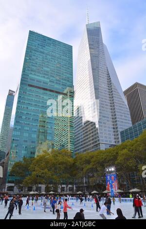 New YORK CITY, USA - 24 OTTOBRE 2014: I pattinatori di ghiaccio si divertono a Bryant Park. La pista di pattinaggio su ghiaccio è un'attrazione popolare in autunno e in inverno a New Y Foto Stock