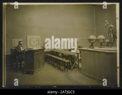 Descrizione: Interno di un insegnante di scuola e due studenti di ragazze [in un museo?]. Sul muro della tavola di prima lettura Annotazione: Museo della Scuola urbana di Gand? Data: {1914-1918} Parole Chiave: WWI, studenti, musei, insegnanti, scuole Foto Stock