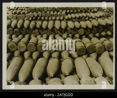 Il fronte in Francia Descrizione: Ferro razioni per La Loro annotazione: Il fronte in Francia. Iron-razioni per le maniche: Granate inglesi in grande stock data: {1914-1918} luogo: Francia Parole Chiave: WWI, fronti, granate, scorte Foto Stock