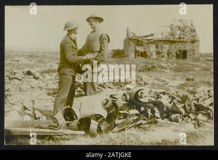 Il Fronte Occidentale Britannico. Battle of Flanders Descrizione: Appena si misura vecchio chap Cercando sulla corazza tedesca Annotazione: Fronte occidentale britannico. La battaglia delle Fiandre. Solo la tua taglia, soldato britannico maschile regola un'armatura tedesca Data: {1914-1918} Località: Belgio, Fiandre Parole Chiave: WWI, fronti, soldati, armatura Foto Stock