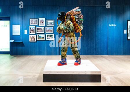 Mostra le esposizioni alla mostra permanente Di essere umani alla Wellcome Collection, tra cui ‘Refugee Astronautaut’ di Yinka Konishare, Londra, Regno Unito Foto Stock