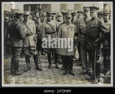 The British Western Front In France Descrizione: Gene Lt. Pershing (Capo della forza Expeditionaria americana) sul molo dopo l'atterraggio in Francia * Il 13 giugno 1917 Pershing atterrò a Boulogne, in Francia, e fu da ufficiali militari francesi e britannici dal fronte, e da una guardia d'onore Foto Stock