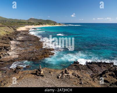 Vista da Halona Blowhole giù verso Sandy Beach vicino a Waikiki in Hawaii Foto Stock