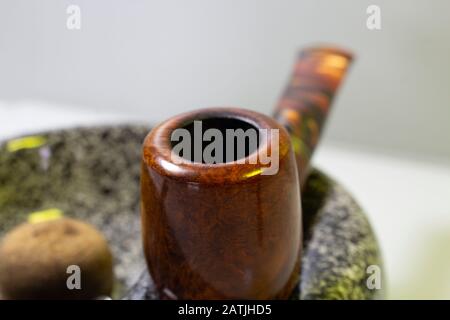 Macro immagine tubo rosso-marrone su un posacenere Foto Stock