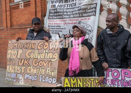 Londra, Regno Unito. 3rd febbraio 2020. Una donna nera parla al Movimento per la protesta di giustizia al di fuori della alta Commissione giamaicana che chiede alla Giamaica di accettare i voli razzisti di deportazione della Gran Bretagna. Dicono che si tratta di un moderno equivalente di navi schiere, con deportati guidati tra guardie per il volo. Quelli sequestrati includono molti dalle famiglie di Windrush che hanno vissuto qui la maggior parte delle loro vite ma non sono in grado di produrre la documentazione esaustiva richiesta e raramente hanno la possibilità di contestare correttamente il loro caso. Peter Marshall/Alamy Live News Foto Stock