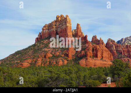 Gli spettacolari colori pomeridiani di Sedona`s leggendaria formazione di arenaria di Camel Head Rock. Foto Stock