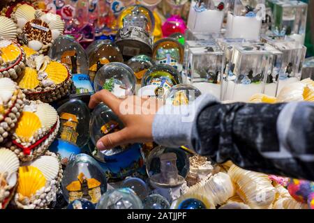 Souvenir turistico da portare a mano dei bambini in un mondo di neve dallo stand del mercato con souvenir di Danzica e Sopot Foto Stock