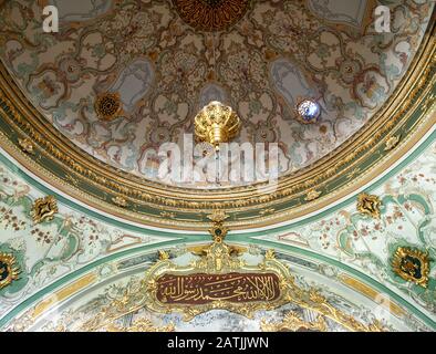 Istanbul / Turchia - 27 maggio 2010: Topkapi palazzo interno cupola soffitto impressionante dettaglio. Foto Stock