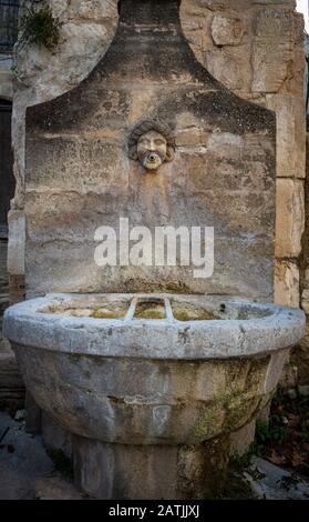 Fontana di pietra, borgo medievale di perne les fontaines provenza a sud della Francia. Foto Stock