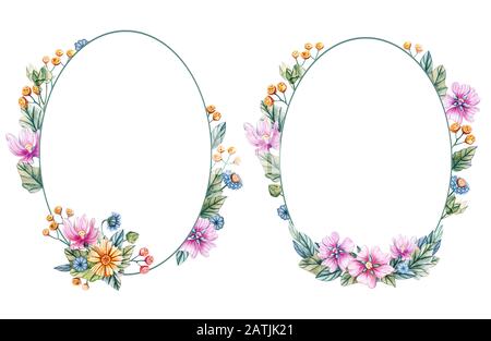 Cornice ovale floreale con fiori acquerello. C'è un posto per il testo. Fiori selvatici su sfondo bianco. Modello per inviti di nozze e schede. Foto Stock