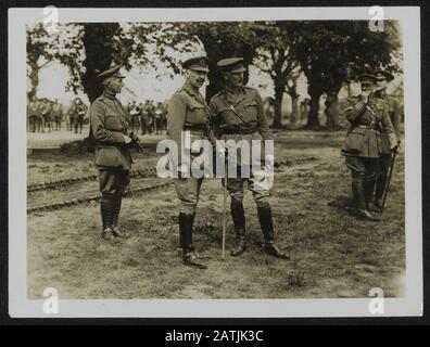 King of the Belgians visits Western front Description: Prince Alexander of Teck e un ufficiale dell'esercito Annotazione: Il re dei belgi visita il fronte occidentale. Principe Alessandro di Teck [poi: Conte di Athlone] e ufficiale dell'esercito Data: {1914-1918} Parole Chiave: Prima guerra mondiale, fronti, ufficiali dinastie Nome: Alberto i, Teck Alexander Foto Stock