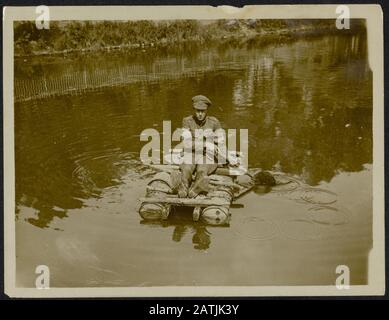 The British Western Front Description: Una barca fatta in casa o tamburi a olio per trascorrere ore fuori servizio su un fiume Annotation: The Western Front. Gioco vela soldato britannico su barca fatta in casa su un fiume Data: {1914-1918} Parole Chiave: Barche, primo mondo, relax soldati corsi d'acqua Foto Stock