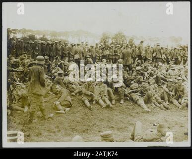 Descrizione del fronte occidentale: Prigionieri presi nella nuova annotazione push: Il fronte occidentale. Get Catturato soldati tedeschi dopo un attacco Data: {1914-1918} Parole Chiave: Prima guerra mondiale, fronti, prigioniero di guerra Foto Stock