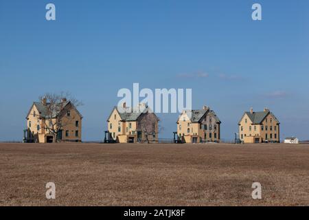 Una vista delle residenze militari vuote lungo la fila dell'ufficiale a Fort Hancock. Foto Stock