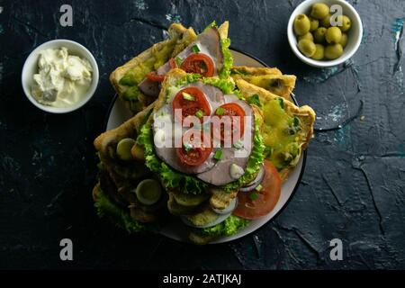 Panini con formaggio, prosciutto, cetrioli, funghi, patate, lattuga, gamberetti. Foto Stock