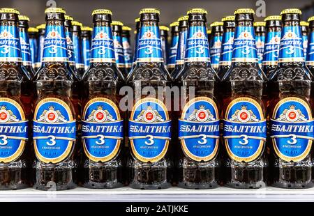 Samara, Russia - 5 ottobre 2019: Birra alcolica Baltika pronta per la vendita in superstore. Varie bevande alcoliche in bottiglia e dri spirito Foto Stock