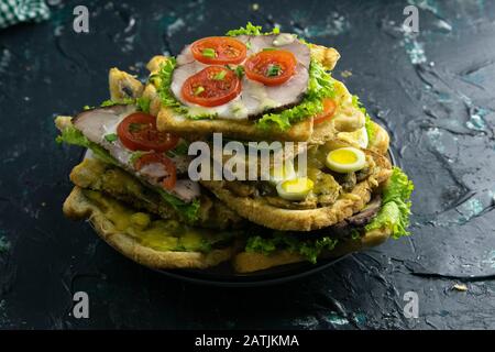 Panini con formaggio, prosciutto, cetrioli, funghi, patate, lattuga, gamberetti. Foto Stock