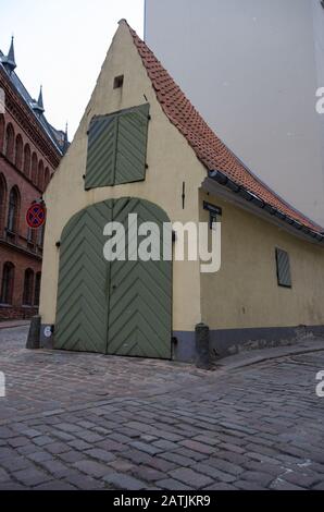 Riga, Lettonia - 1° gennaio 2016: Vecchio edificio stabile che è stato convertito in un garage al crocevia di Palasta e Maza Skolas strade medievali in Foto Stock