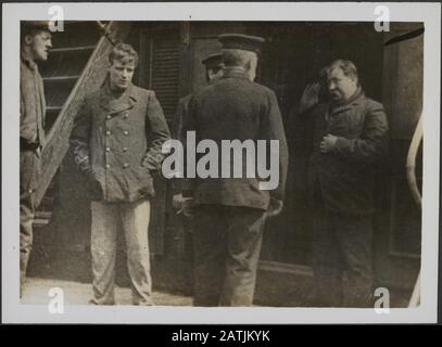 Foto ufficiale scene di arrivo o cacciatorpediniere gallina in acque britanniche Descrizione: Scene di tristezza. Una Nave di Patrol che arriva con i superstiti mained e ferito da una nave mercantile torpedata. E' per eliminare crimini come Questo Che la marina americana non si indirizzerà a se stessa Annotazione: Foto ufficiale dell'arrivo dei cacciatorpediniere statunitensi nelle acque britanniche. Triste scena. Un mestiere di pattuglia viene dentro con i superstiti e ferita da una nave mercantile affondata. La Marina americana è focalizzata su di essa a tali crimini sradicare Data: {1914-1918} posizione: Gran Bretagna Parole Chiave: Cittadini, prima guerra mondiale, feriti, Foto Stock