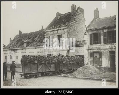 The British Western Front in France Descrizione: Scorciatoie per la linea. Un treno che attraversa una casa. Annotazione: Il Fronte Occidentale Britannico In Francia. Cortocircuito verso le linee. Smalspoor direttamente attraverso un alloggiamento. Data: {1914-1918} luogo: Francia Parole Chiave: WWI, fronti, case, stretti sentieri, soldati, città, distruzione Foto Stock