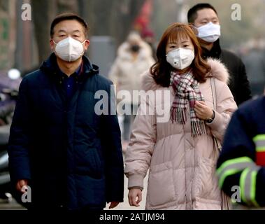 Pechino, Cina. 03rd Feb, 2020. Cinese indossare maschere protettive per il viso a causa della minaccia di coronavirus camminare lungo una strada nel centro di Pechino, Lunedi, 3 febbraio 2020. Il coronavirus, secondo i funzionari sanitari, ha ora superato la crisi della SARS con oltre 360 morti e circa 17.000 infetti cinesi. Foto di Stephen Shaver/UPI Credit: UPI/Alamy Live News Foto Stock