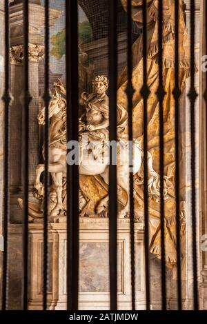 Guardando attraverso le porte di una statua di Carlo Magno montato su un cavallo. Basilica Di San Pietro, Città Del Vaticano, Roma, Italia. Foto Stock