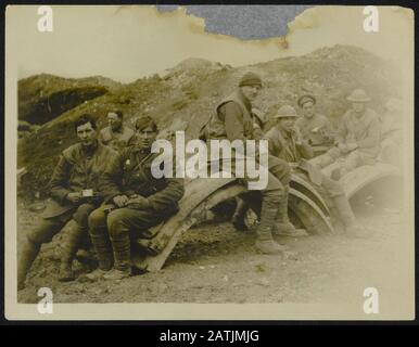The British Western Front Description: Un riposo Mentre dugout edificio Annotazione: British Western Front. Equipps Ende British militare per costruire un rifugio Data: {1914-1918} Parole Chiave: Prima guerra mondiale, fronti, militare, rifugi, riposo Foto Stock