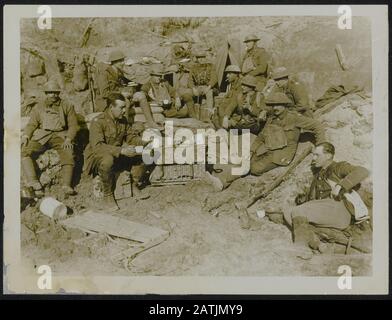 Great British Advance in the West Descrizione: Tea Time Just Behind the line Annotation: The British Advance in the West. British Soldiers tea time Behind the front Data: {1914-1918} Parole Chiave: Prima guerra mondiale, fronti, soldati, pause tè Foto Stock