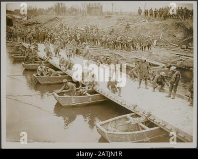 DESCRIZIONE: THE BRITISH WESTERN FRONT. Costruire un ponte di pontone nelle Fiandre. La costruzione di un ponte di pontone nelle Fiandre. Data: {1914-1918} luogo: Belgio, Fiandre Parole Chiave: Ponti, WWI, sappers, corsi d'acqua Foto Stock