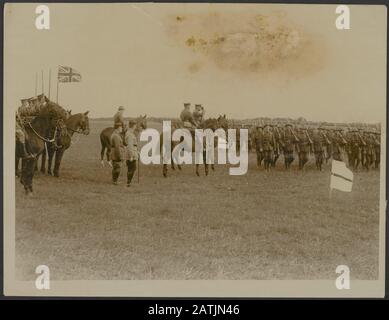 Foto ufficiale della Nuova Zelanda scattata sul fronte occidentale britannico Descrizione: Il comandante in recensioni principali i neozelandesi - il marzo si inserisce Annotazione: Foto della Nuova Zelanda. Il comandante ispeziona i neozelandesi - le truppe che marciano la data passata: {1914-1918} Parole Chiave: Prima guerra mondiale, fronti, ispezioni, ufficiali, soldati Foto Stock