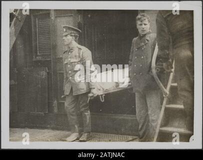 Foto ufficiale scene di arrivo o cacciatorpediniere gallina in acque britanniche Descrizione: Una scena di tristezza. Una Nave di Patrol che arriva con i superstiti mained e ferito da una nave mercantile torpedata. E' per eliminare crimini come Questo Che la marina americana non si indirizzerà a se stessa Annotazione: Foto ufficiale dell'arrivo dei cacciatorpediniere statunitensi nelle acque britanniche. Triste scena. Un mestiere di pattuglia viene dentro con i superstiti e ferita da una nave mercantile affondata. La Marina americana non vuole concentrarsi sullo sradicamento di tali crimini Data: {1914-1918} Località: Gran Bretagna Parole Chiave: Cittadini, primo wor Foto Stock