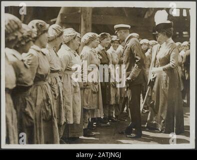 Il tour reale nei paesi del Nord-Est Descrizione: Il Re chattando ad alcune delle ragazze della munizione. Annotazione: Il Re visitò il Nord. Re Giorgio V in colloquio con i lavoratori in un seminario di munizioni. Data: {1914-1918} Parole Chiave: Civili, WWI, dinastie, lavoro femminile, workshop Persona Nome: George V. Foto Stock