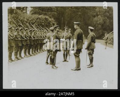 King of the Belgians visits Western front Description: Il re dei belgi parla con l'ufficiale della Guardia D'Onore Annotation: Il re dei belgi visita il fronte occidentale. Re Alberto i del Belgio si mantiene con l'ufficiale Eregarde Data: {1914-1918} Parole Chiave: Prima guerra mondiale, fronte eregarden, ufficiali dinastie Nome Persona: Albert Foto Stock