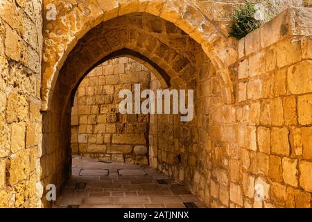 Passaggio con un arco, vicolo stretto nella Cittadella, Cittadella nella città vecchia di Victoria (Rabat) sull'isola di Gozo, Malta Foto Stock