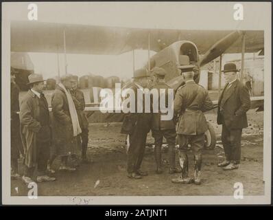 Il fronte occidentale Descrizione: Il primo Ministro della Nuova Zelanda esaminando una macchina britannica. Annotazione: Il Fronte Occidentale Britannico. Il primo Ministro della Nuova Zelanda [William Ferguson Massey] guardando un aereo britannico. Data: {1914-1918} Parole Chiave: WWI, fronti, forze aeree, soldati, politici Nome Persona: Massey WF Foto Stock