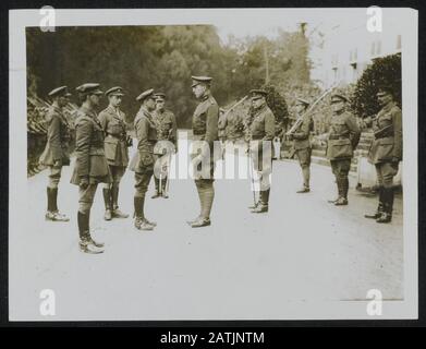 King of the Belgians visits Western front Description: Il re dei belgi parla con l'ufficiale della Guardia D'Onore Annotation: Il re dei belgi visita il fronte occidentale. Re Alberto i del Belgio si mantiene con l'ufficiale Eregarde Data: {1914-1918} Parole Chiave: Prima guerra mondiale, fronte eregarden, ufficiali dinastie Nome Persona: Albert Foto Stock