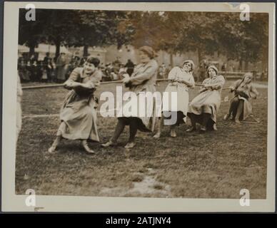 Descrizione: Prima Bagnini Sport A Hyde Park. Allo sport della First Life Guards in Hyde Park, la nostra foto mostra WAAC che sono in fase di vincere nelle loro gare di tiro al tiro al tiro al tiro al tiro al tiro al tiro, tenuto ad Hyde Park, London Annotation: Le prime partite Di Bagnini in Hyde Park. I membri del corpo femminile WAAC sono braced per vincere il rimorchiatore di guerra alle prime Partite Di Bagnini in Hyde Park Data: {1914-1918} Località: UK, Hyde Park, Londra Parole Chiave: WWI, sport, rimorchiatore Foto Stock