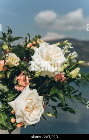 Primo piano di un bouquet di rose bianche e altri fiori Foto Stock