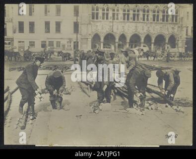 La grande battaglia in Occidente Descrizione: Truppe di intelligenza al lavoro. Fatto facendo pali telegrafi sul mercato a St.Quentin. Data: 1918 Località: Francia, Saint Quentin Parole Chiave: WWI, fronti, intelligenza, militare, stedn, telegrafia Foto Stock
