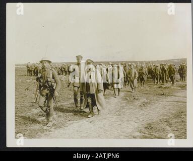 Con i canadesi nella grande battaglia Descrizione: Due ufficiali tedeschi catturati dai canadesi che sono presi dietro le linee, seguito da pochi Dei Loro uomini. I canadesi spararono molti prigionieri nel tumultuoso di Courcelette il 15th settembre [1916] Annotazione: I canadesi nella grande battaglia. Due catturati dai Canadiani ufficiali tedeschi, seguiti da alcuni dei loro uomini sono dimessi dietro le file. I canadesi fecero molti prigionieri di guerra nella cicogna di Courcelette. Data: 15 settembre 1916 luogo: Courcelette, Francia Parole Chiave: WWI, fronti, prigioniero di guerra, soldati, ufficiali Foto Stock