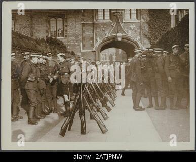 British University in warttime Descrizione: Cambridge. Gateway quanti seguaci del Jesus College erano un tempo un nunnery ora occupato dai cadetti Annotazione: Cambridge. Gate of Jesus College che una volta un nunnery era ma ora occupato dai cadetti Data: {1914-1918} luogo: Cambridge, UK Parole Chiave: WWI, cadetti, monasteri, università Foto Stock