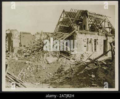 The British Western Front in France Descrizione: Vista della piazza al Combles Annotation: British Western Front in Francia. Piazza devastata in Combles Data: Settembre 1916 luogo: Combles, Francia Parole Chiave: Villaggi, Prima guerra mondiale, fronti, piazze, distruzione Foto Stock